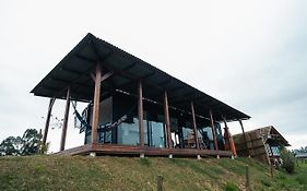 CASA DE VIDRO EM MEIO A NATUREZA - Conteiner Lua